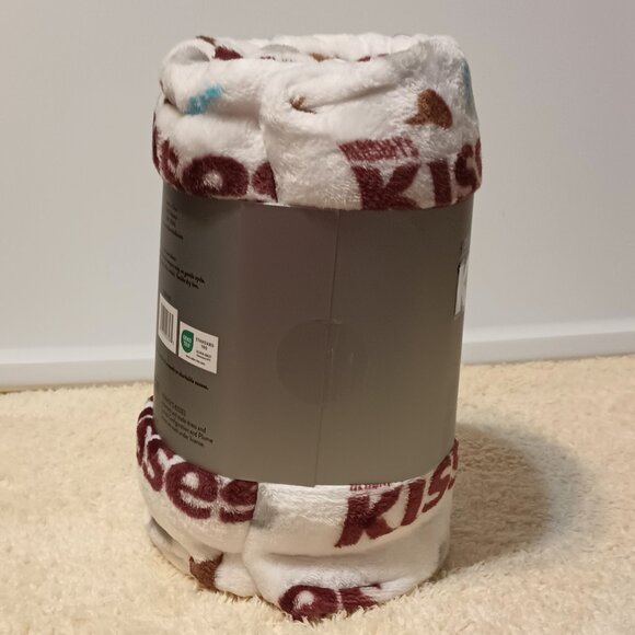 NWT ~ Officially Licensed Hershey’s Kisses Plush White Throw Blanket, 50” X 60” - Picture 5 of 11